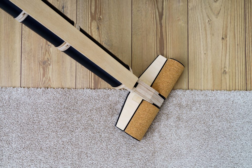 saugt auf allen Belägen